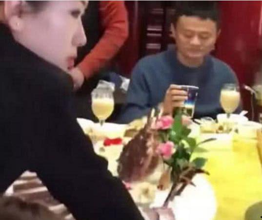 吃瓜娱乐倒水,倒水瞬间，揭秘明星幕后生活