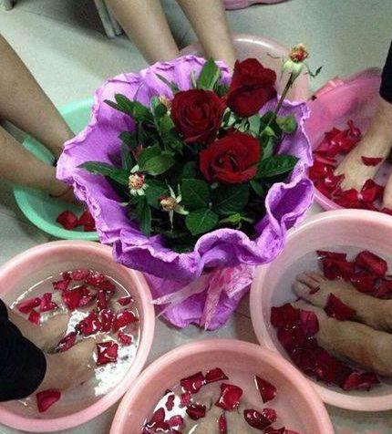 男朋友送的第一束鲜花娱乐吃瓜酱,男友送首束鲜花，揭秘甜蜜背后的吃瓜酱之谜