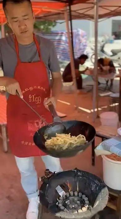 娱乐吃瓜酱摆摊,娱乐吃瓜酱的美食传奇